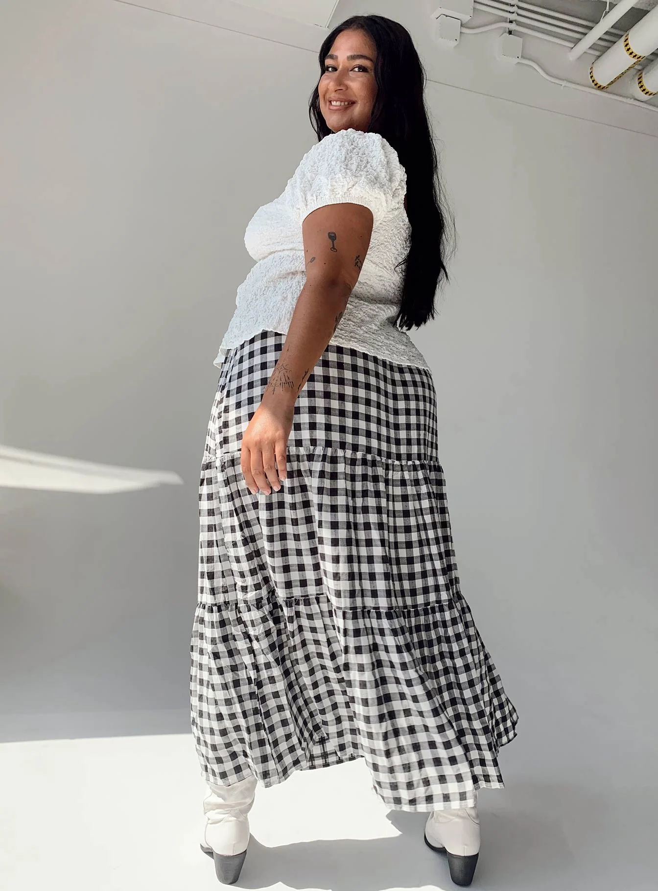 Hale Midi Skirt Black / White Curve